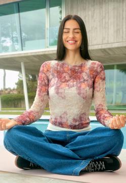 Imagen secundaria 2 - Imágenes de la campaña de Desigual, con Amalia Gray como protagonista.