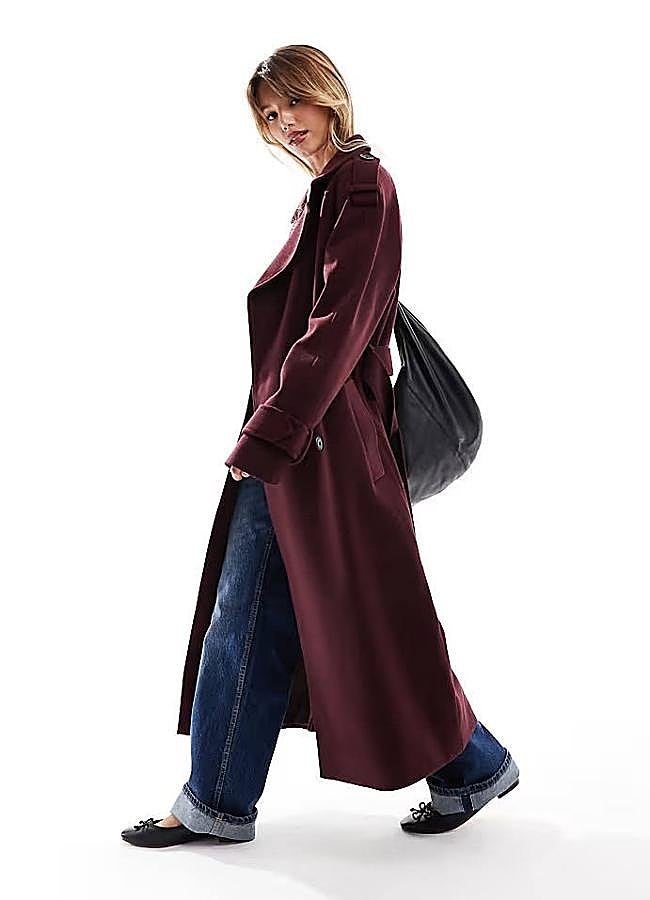 Imagen - Gabardina tendencia color burdeos