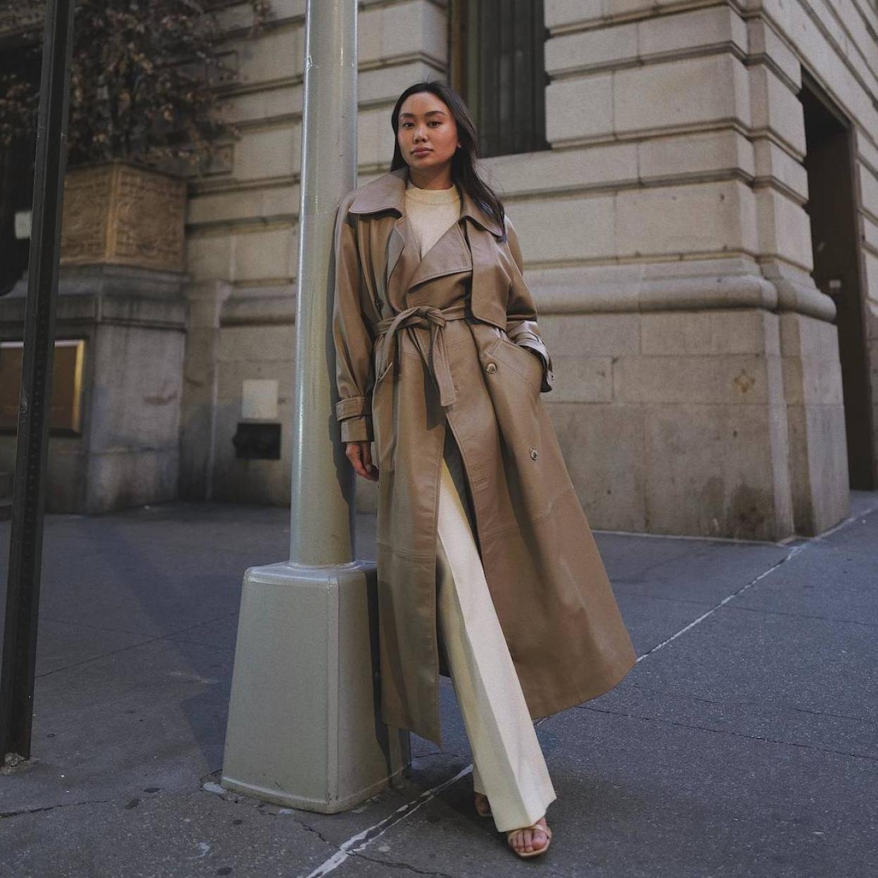 Influencer con gabardina tendencia elegante