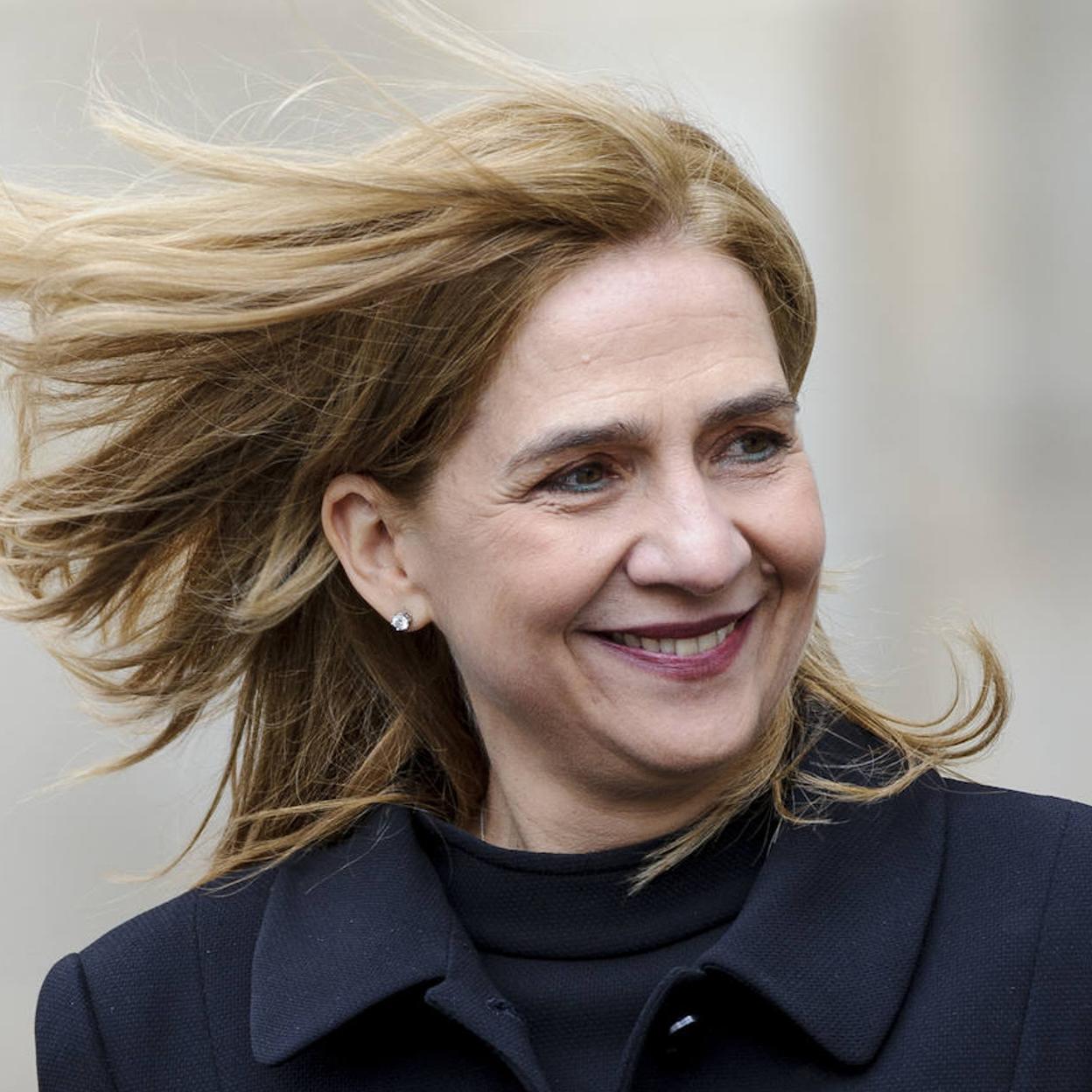 La infanta Cristina ha logrado que sus hijos Irene y Juan Urdangarin vuelvan a Londres un año más. 