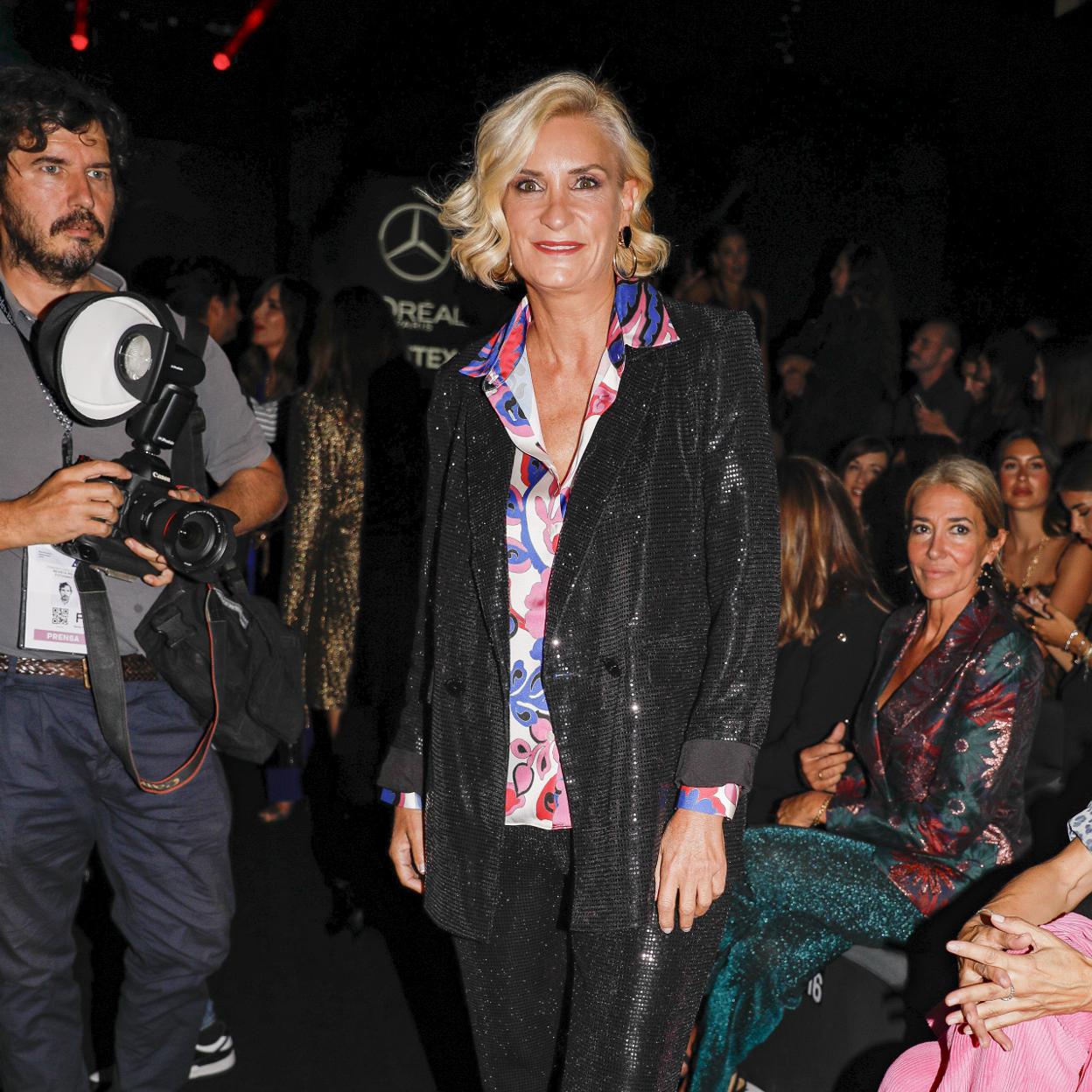 María Zurita, prima del rey Felipe VI, con traje de lentejuelas en el desfile de Lola Casademunt by Maite.