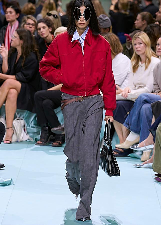 Imagen - Look con bomber y gafas gigantes del desfile de Prada para la primavera 2025.