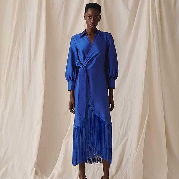 Imagen principal - Vestido tafeta flecos de Simorra (268€)/ Bolso bandolera multiasa flores de Desigual (69,95€)/ Cardigan punto manga corta conjunto de Massimo Dutti (59,95€)