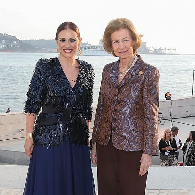 La reina Sofía junto a la cantante de fados Katia Guerreiro.