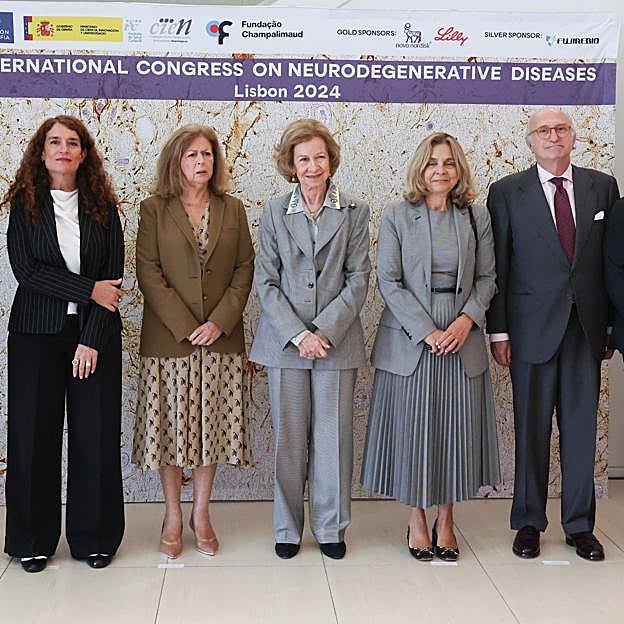 La reina Sofía con un traje de chaqueta gris.