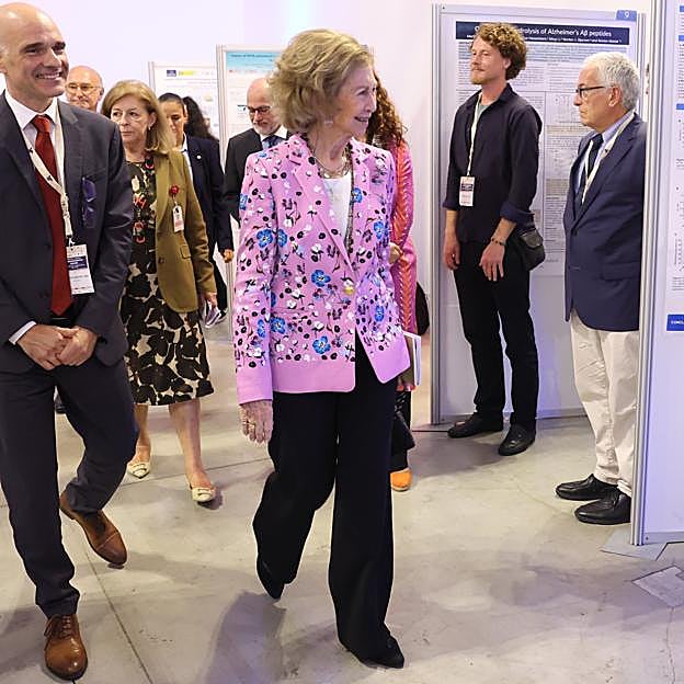 La reina Sofía con una blazer bordada.
