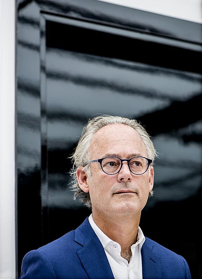 Imagen - Amor Towles retratado frente a un hotel barcelonés en una imagen de archivo. / Roser Ninot/Salamandra