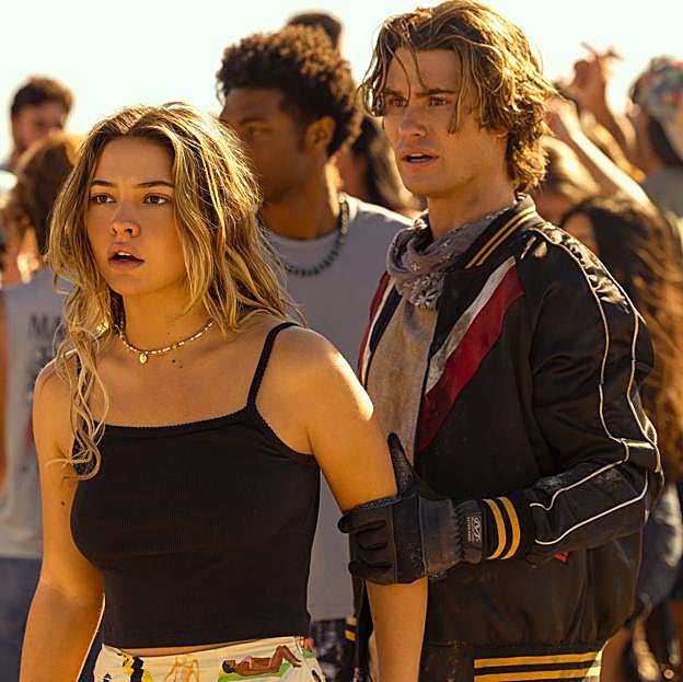 Dos de los protagonistas de Outer Banks, que regresa este mes de octubre con su cuarta temporada.