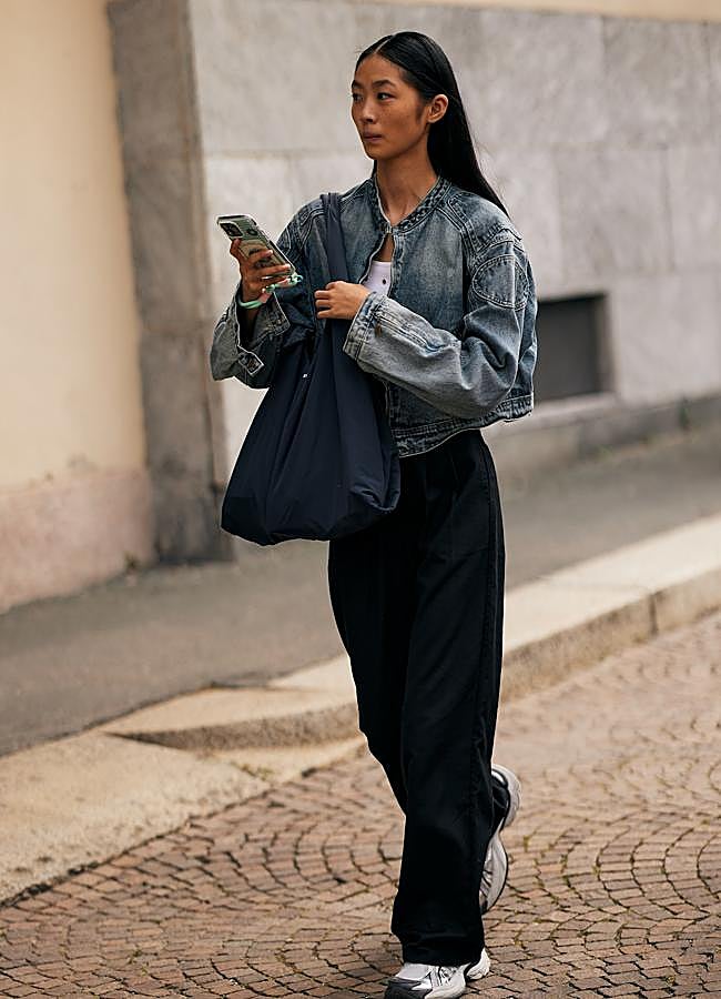 Imagen - Un look con chaqueta bomber en denim y zapatillas blancas. Foto: Launchmetrics spotlight.