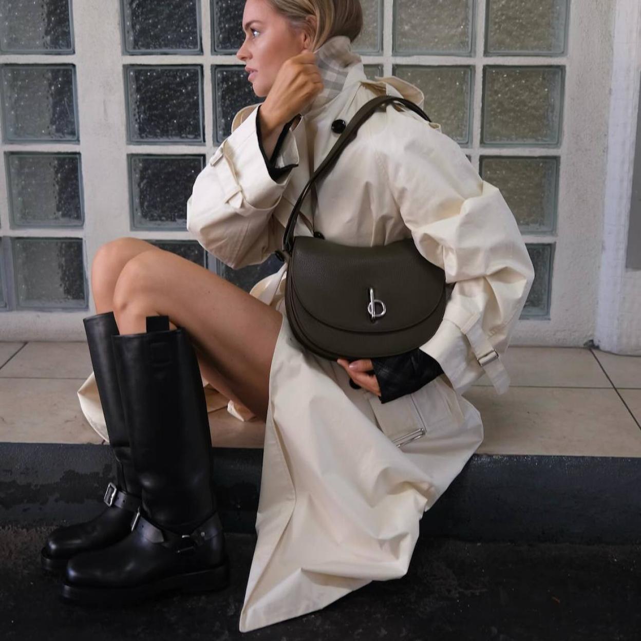 Influencer con botas de piel