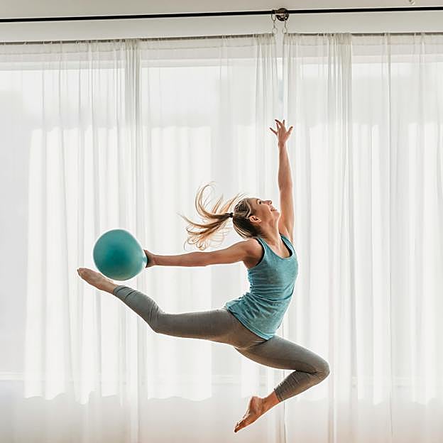 Mujer haciendo ejercicio de salto. 