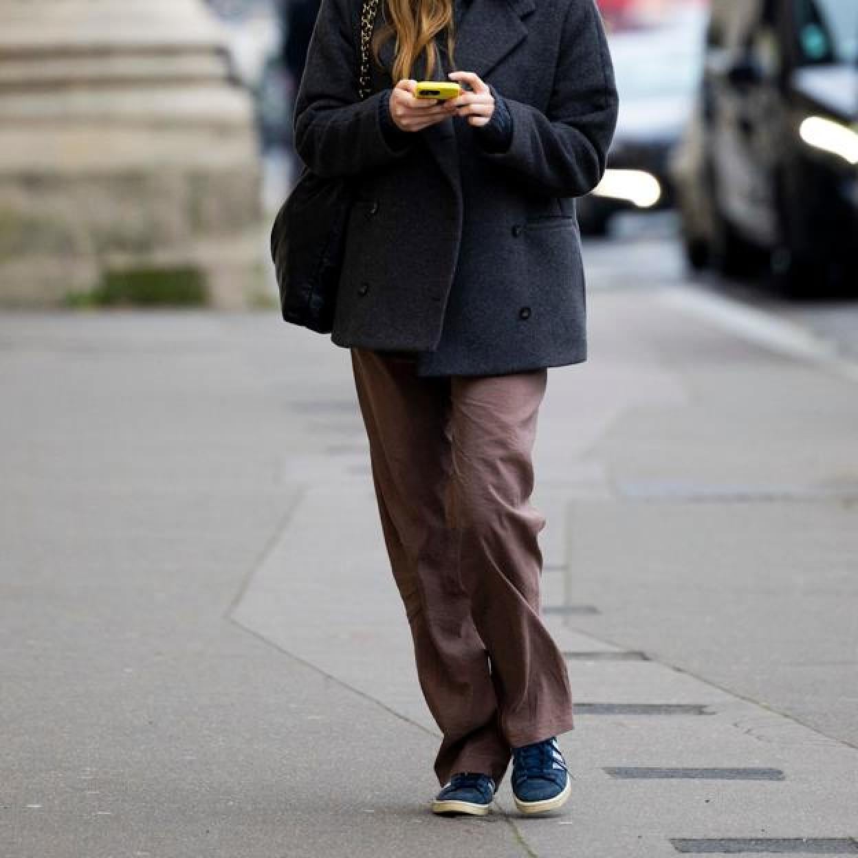 Los mejores looks inspiradores con zapatillas deportivas para ir al trabajo