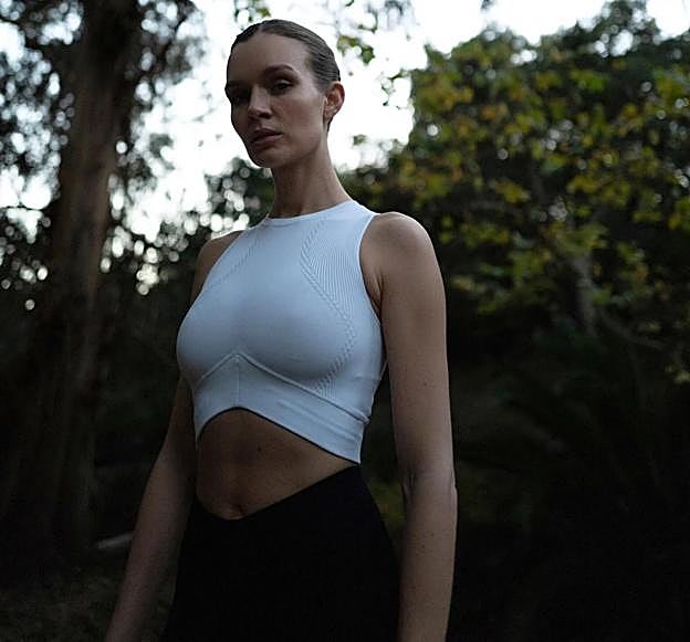 Mujer caminando al aire libre. 