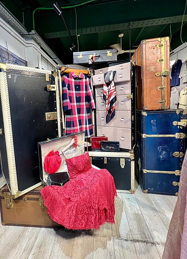 Imagen - El abrigo de Givenchy junto a los baúles y otras prendas a subasta. LA SUITE SUBASTAS