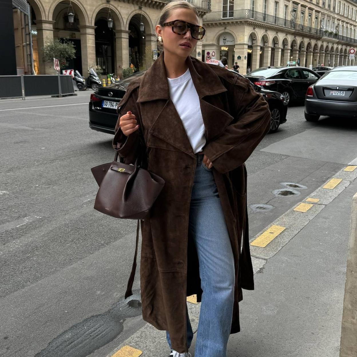 Influencer con trench de ante tendencia para otoño