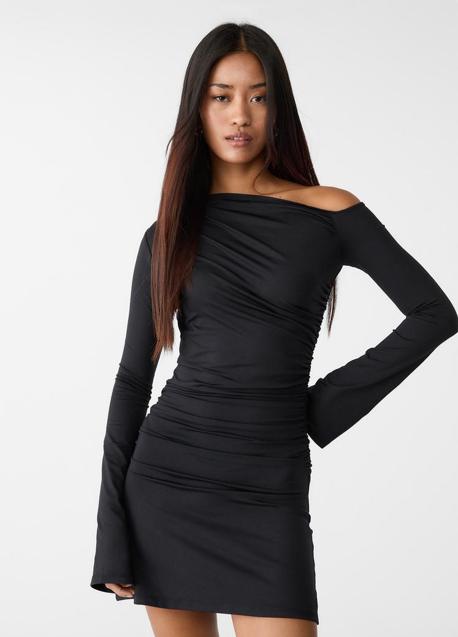 Imagen - Vestido negro de Stradivarius (19,99 euros)