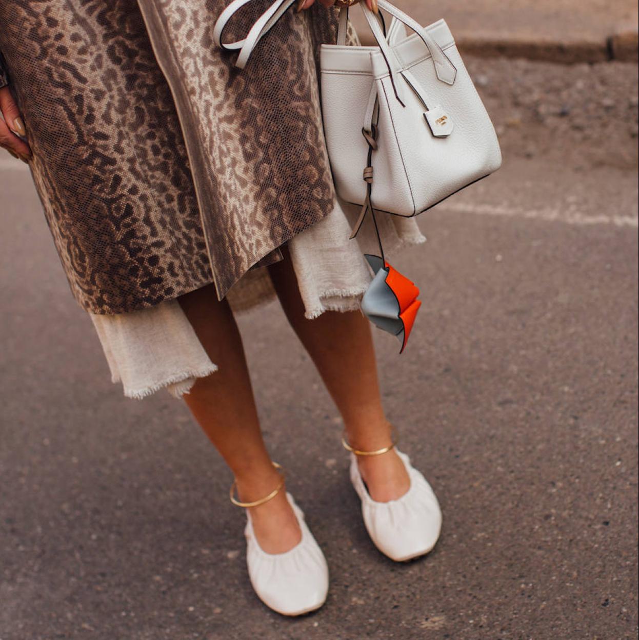 Look francés con bailarinas planas en tendencia.