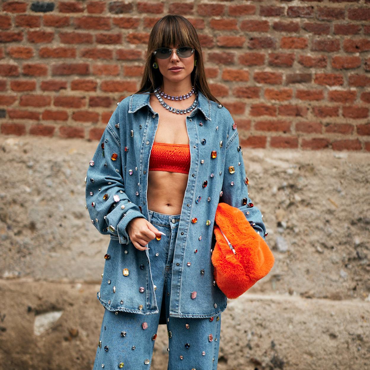Mujer con cazadora vaquera especial
