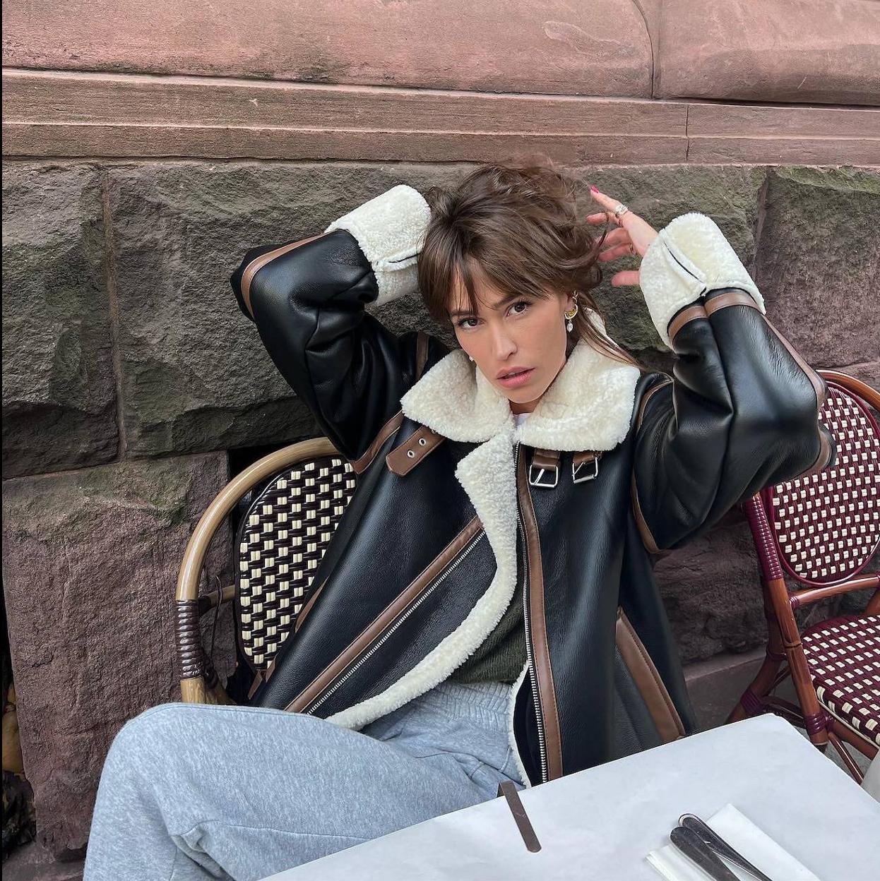 Influencer con cazadora de doble faz