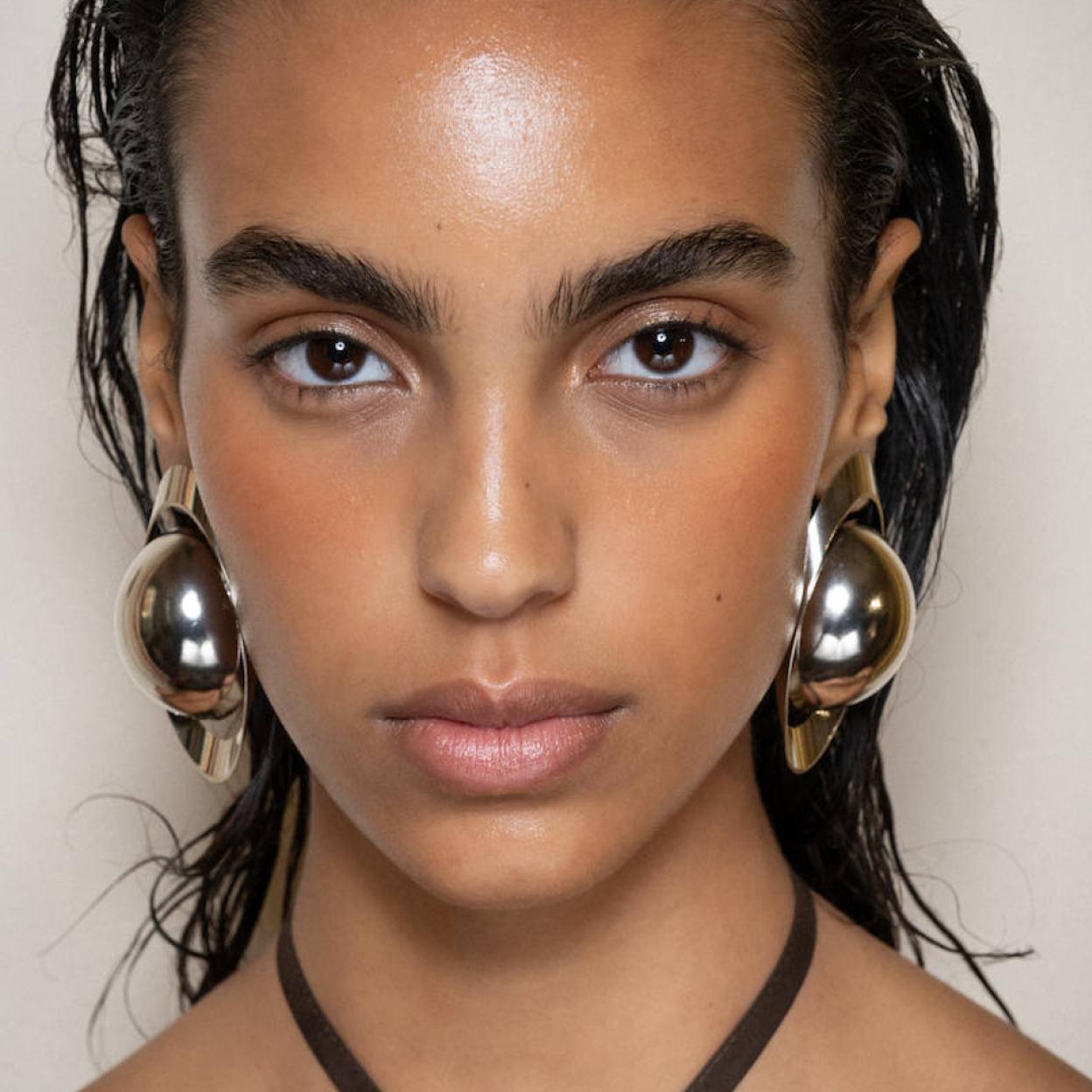 Una modelo con cejas marcadas.