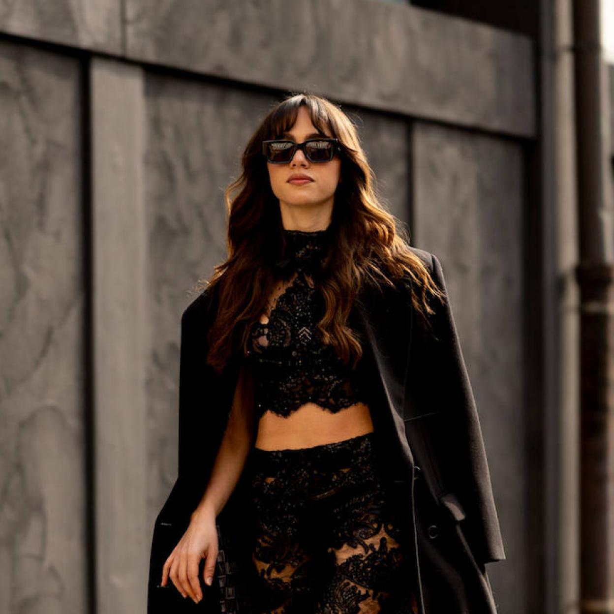 Influencer con corte de pelo curtain bangs