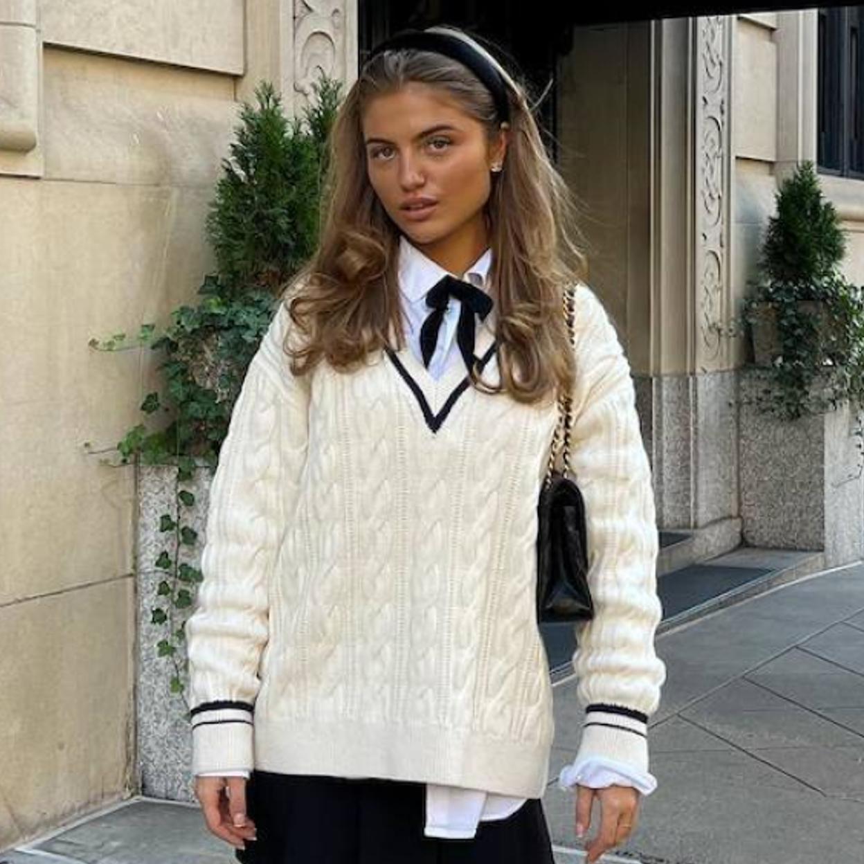 Influencer con jersey de cricket tendencia