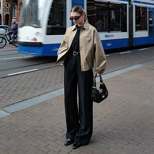 Pantalones con pinzas igual de cómodos que elegantes para ir a la oficina en otoño