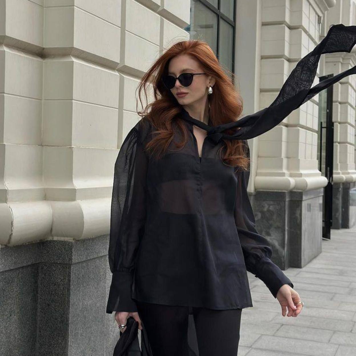 Influencer con look negro sofisticado