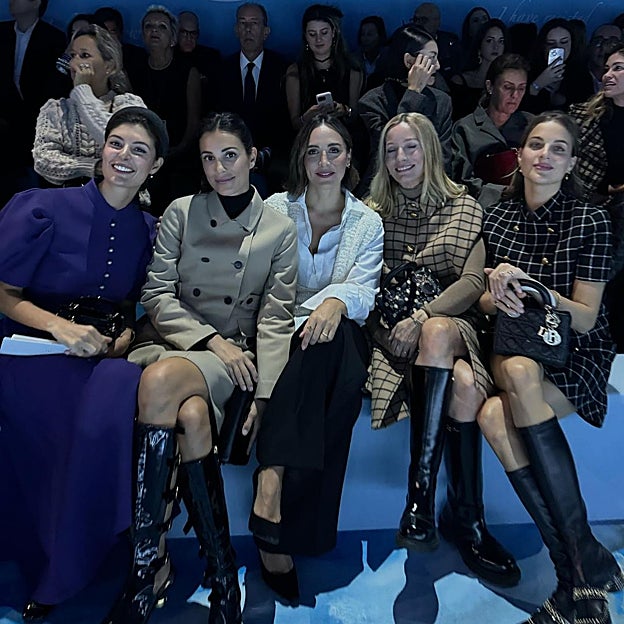 Tamara Falcó y su pandilla de París con Sassa de Osma entre otras aristócratas fashion. 