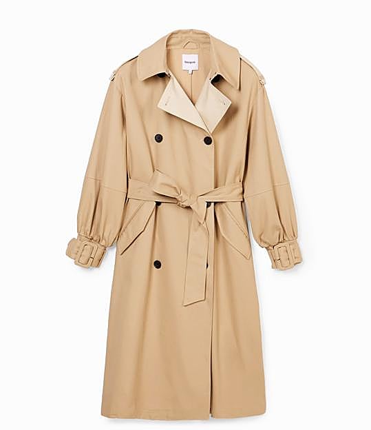 Imagen principal - Trench y minifalda de Desigual. Cárdigan de punto de Falconeri.