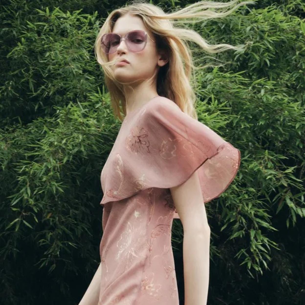 Look con vestido boho de Zara perfecto para el entretiempo.