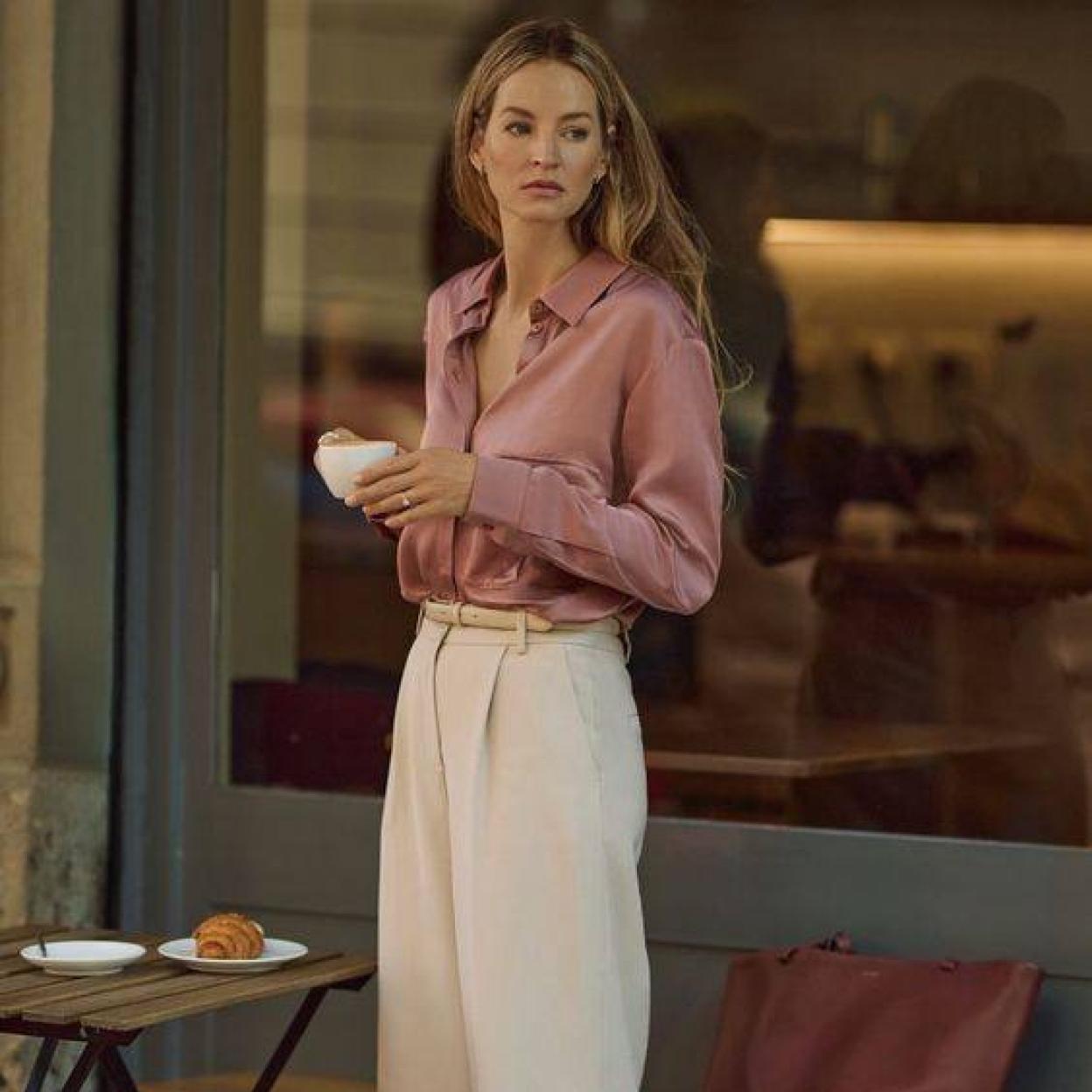 Influencer con camisa satinada elegante