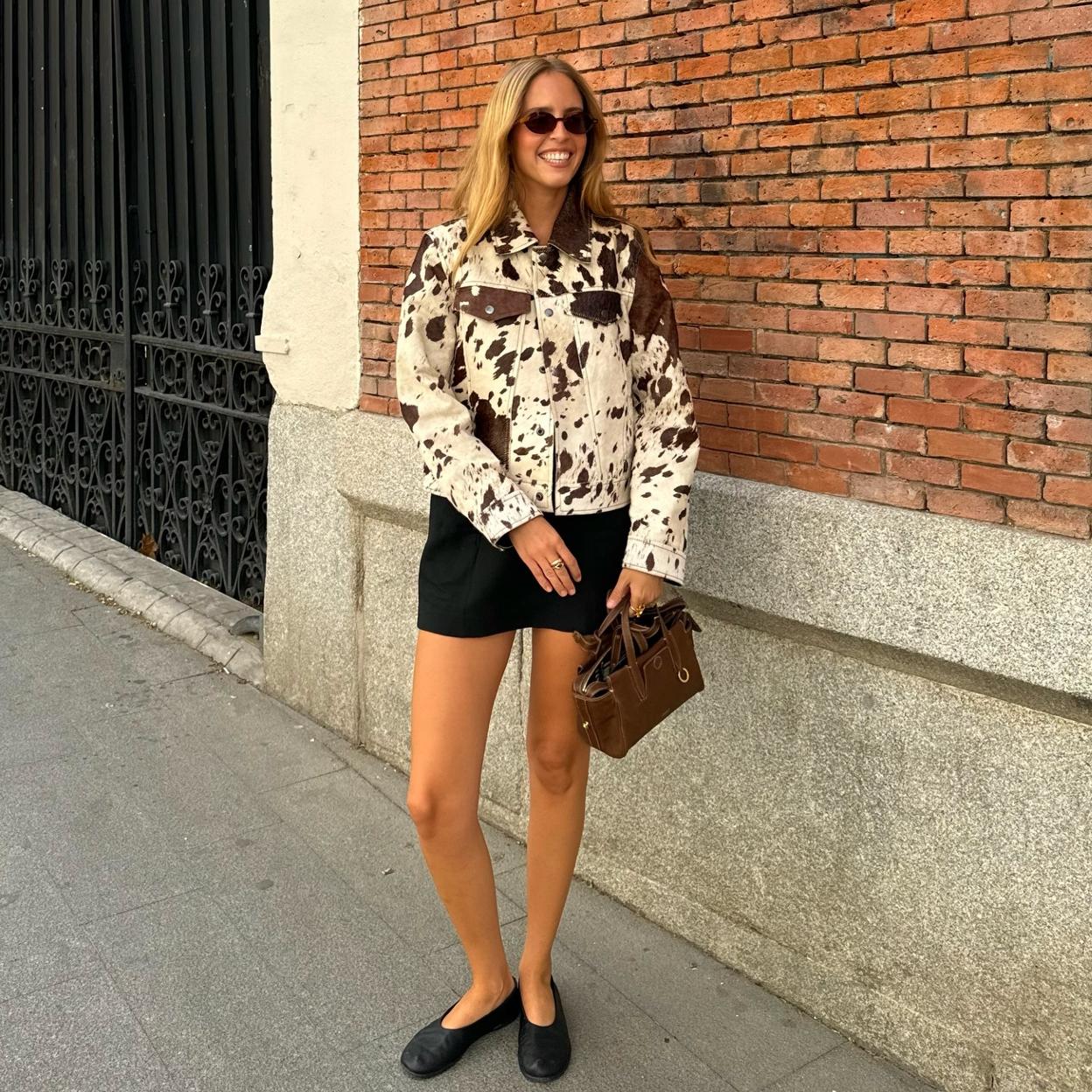 Un look con una chaqueta de estamapdo de vaca.