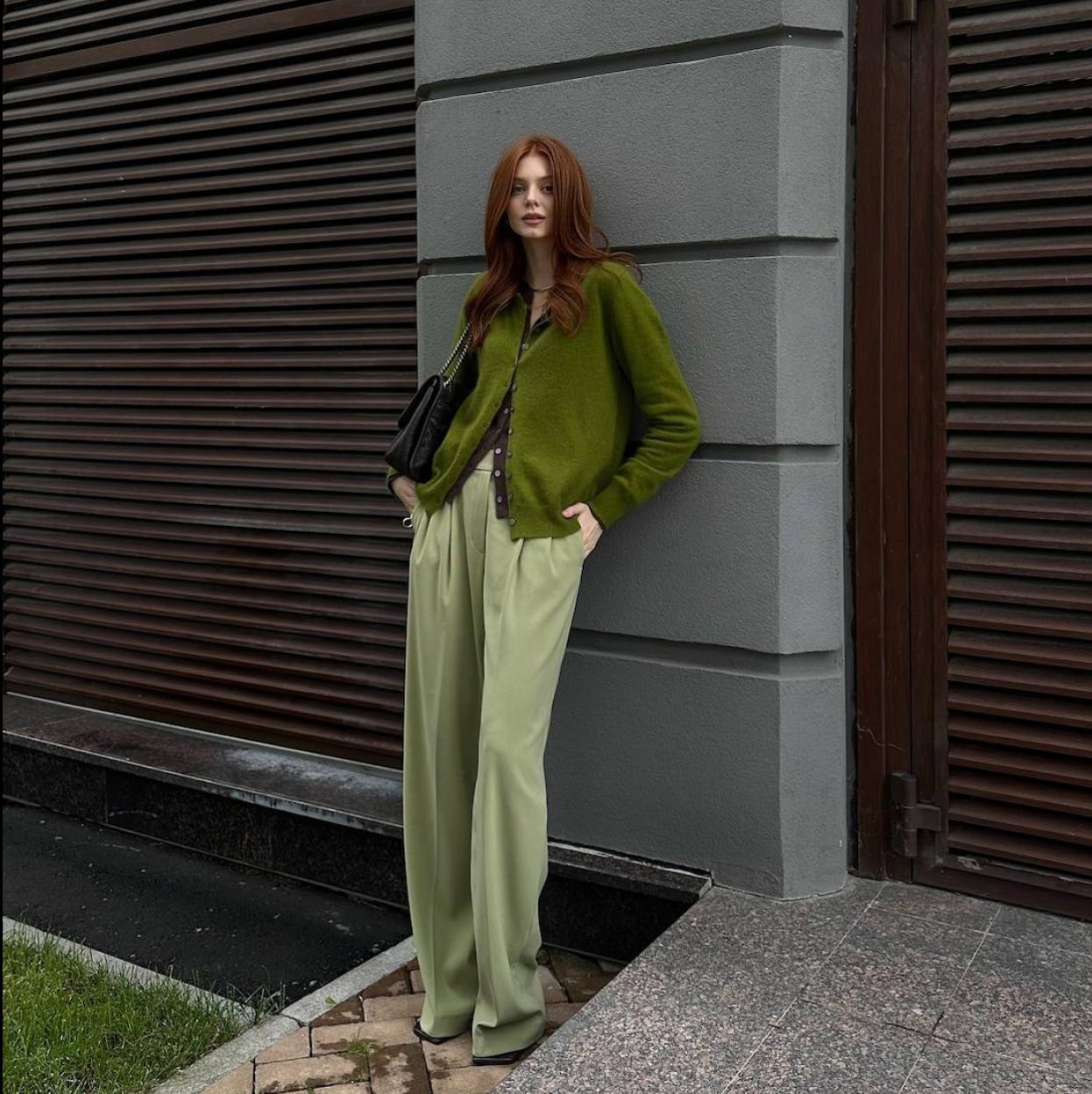 Influencer con look verde oliva tendencia para otoño