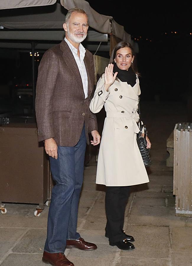 Imagen - Los reyes Felipe y Letizia a la salida de la cena en Marín. / GTRES