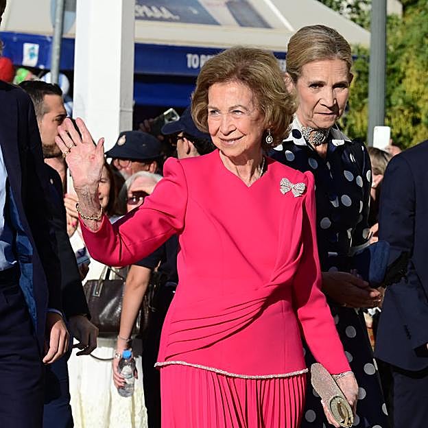 La reina Sofía arrasa en la boda de Teodora de Grecia con un traje made in Spain en color fucsia