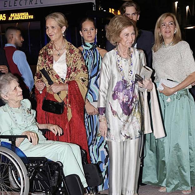 La llegada de la reina Sofía y las infantas Elena y Cristina a la ena previa a la boda de Teodora de Grecia. 
