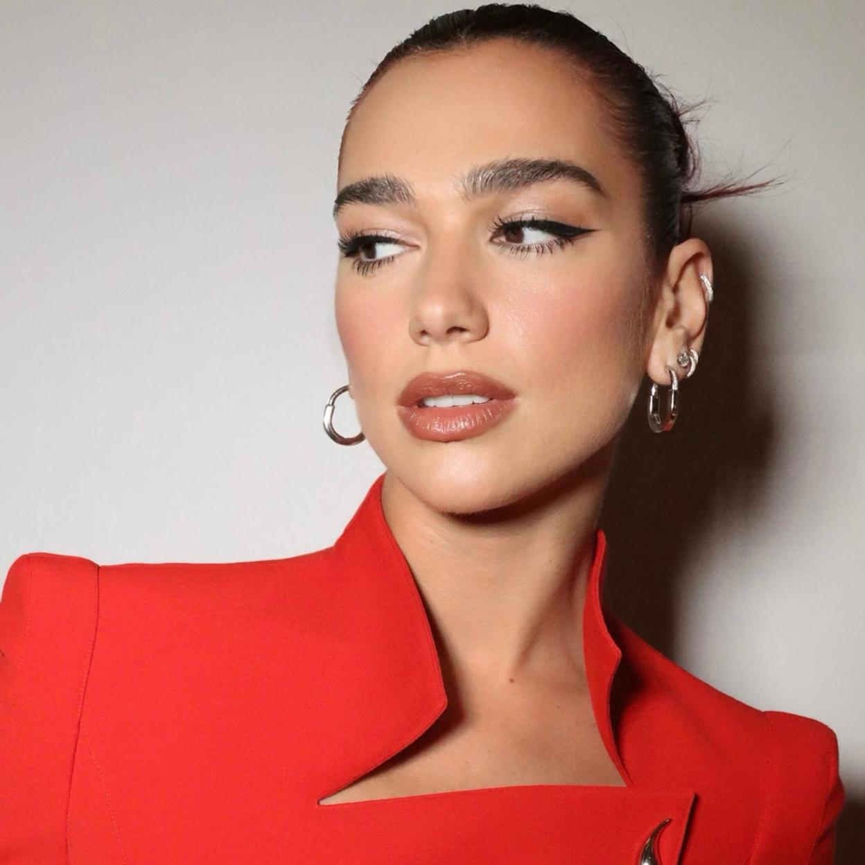 Dua Lipa con un maquillaje natural.