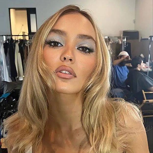 Lily-Rose Depp con maquillaje de ojos gris metalizado tendencia para otoño