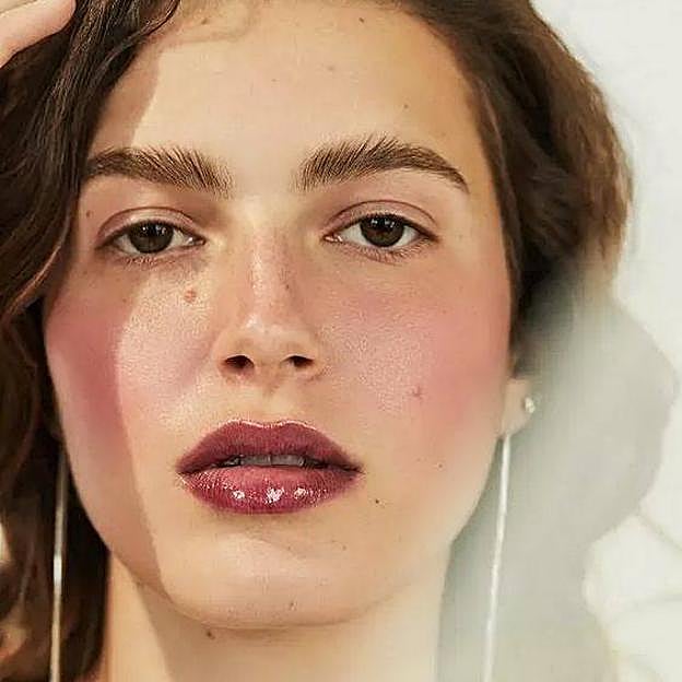 Modelo con versión natural del berry makeup