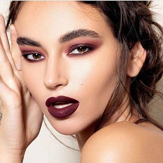 Modelo con maquillaje berry tendencia para otoño en burdeos oscuro