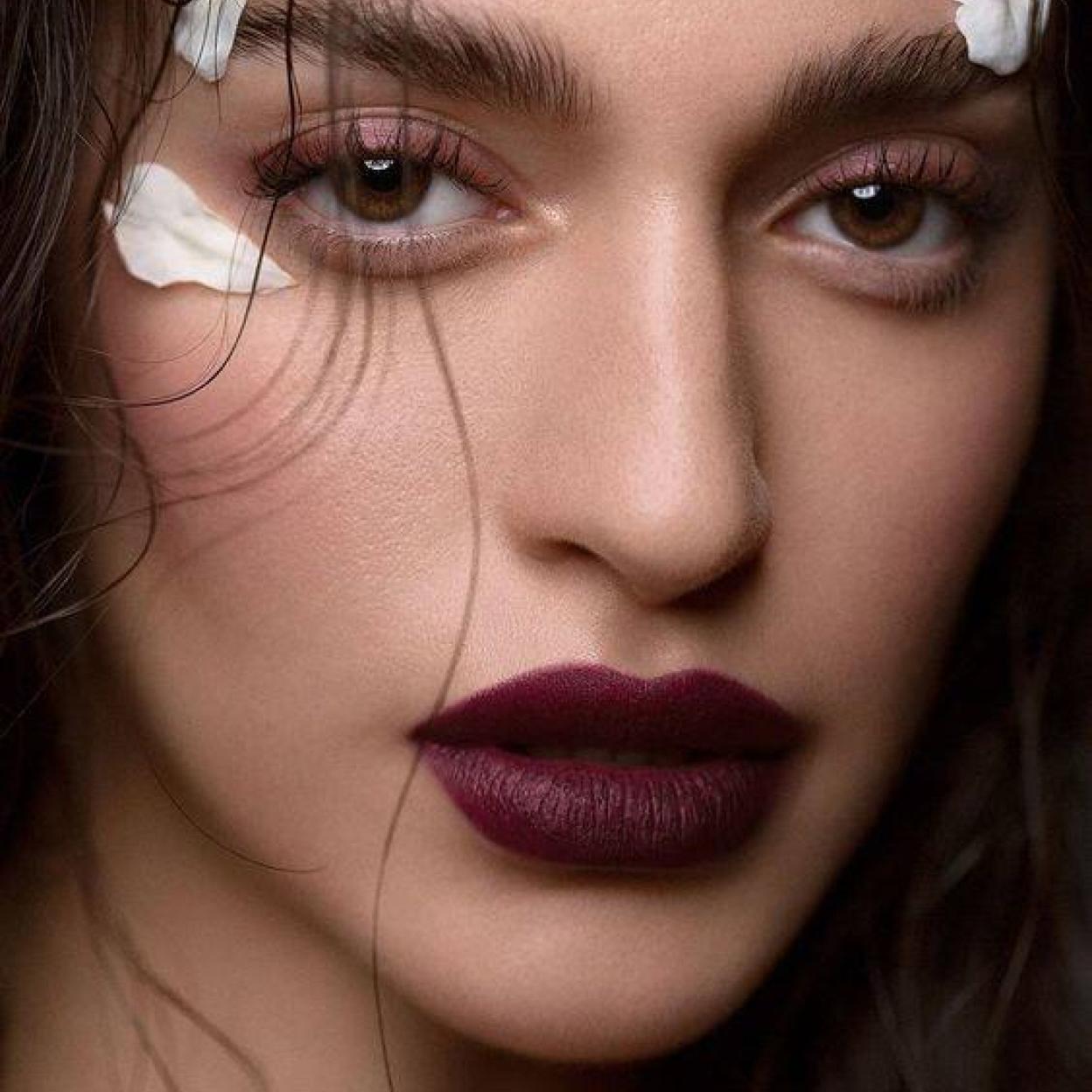 Modelo con tendencia de maquillaje para otoño berry makeup
