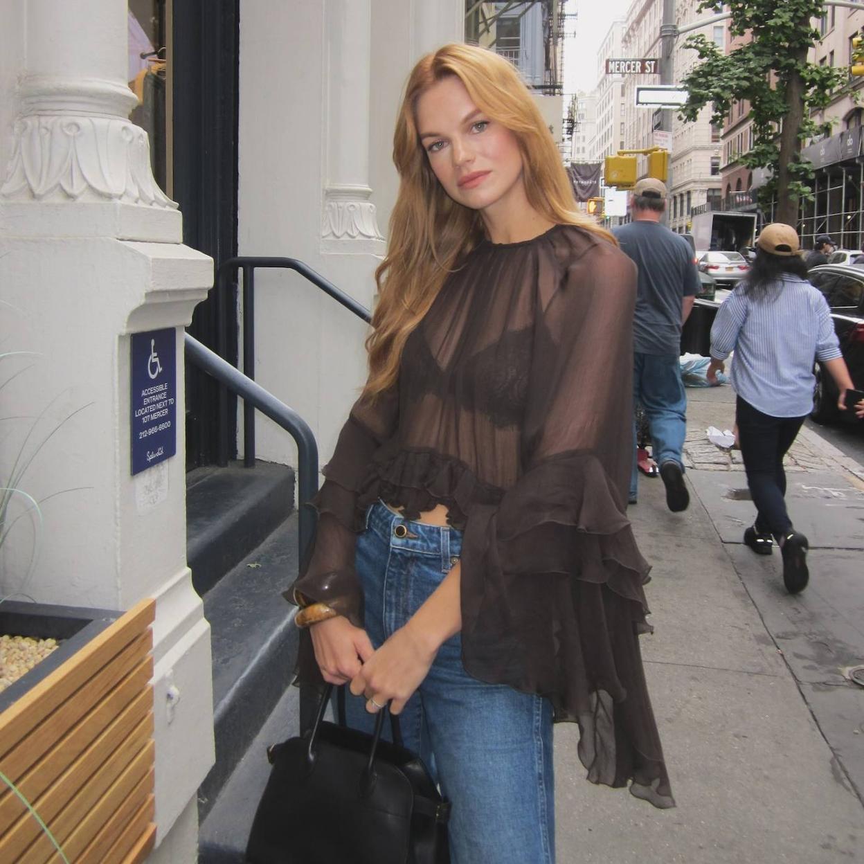 Influencer con blusa boho con vaqueros