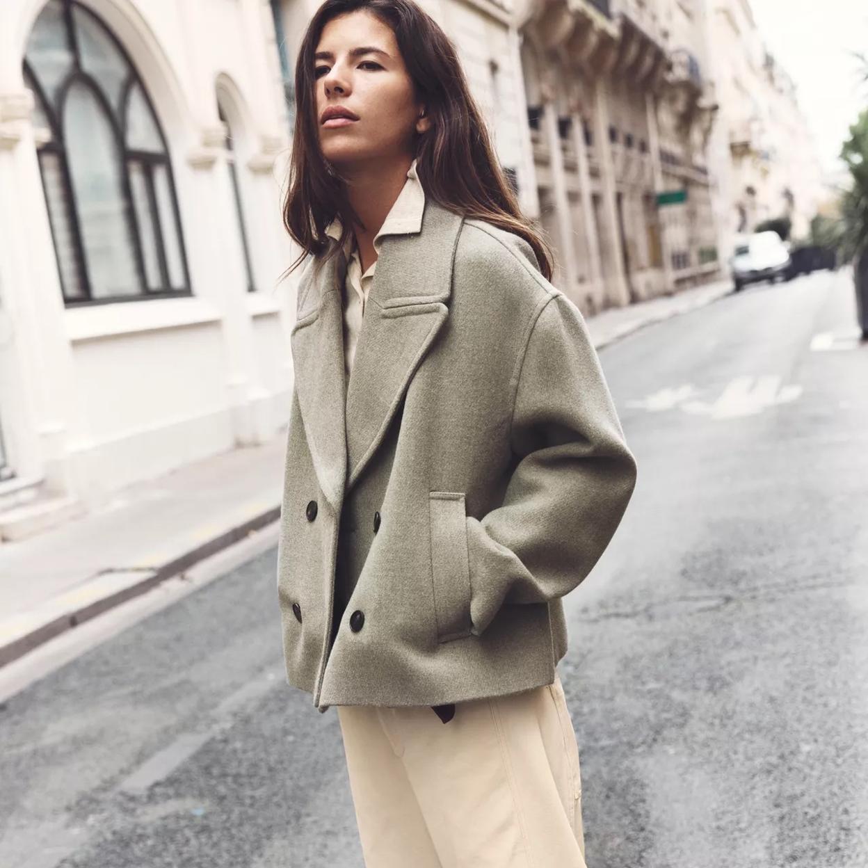 Vestidos cortos, bolsos de piel, faldas que hacen tipazo y muchas otras muchas novedades de otoño totalmente imprescindibles.