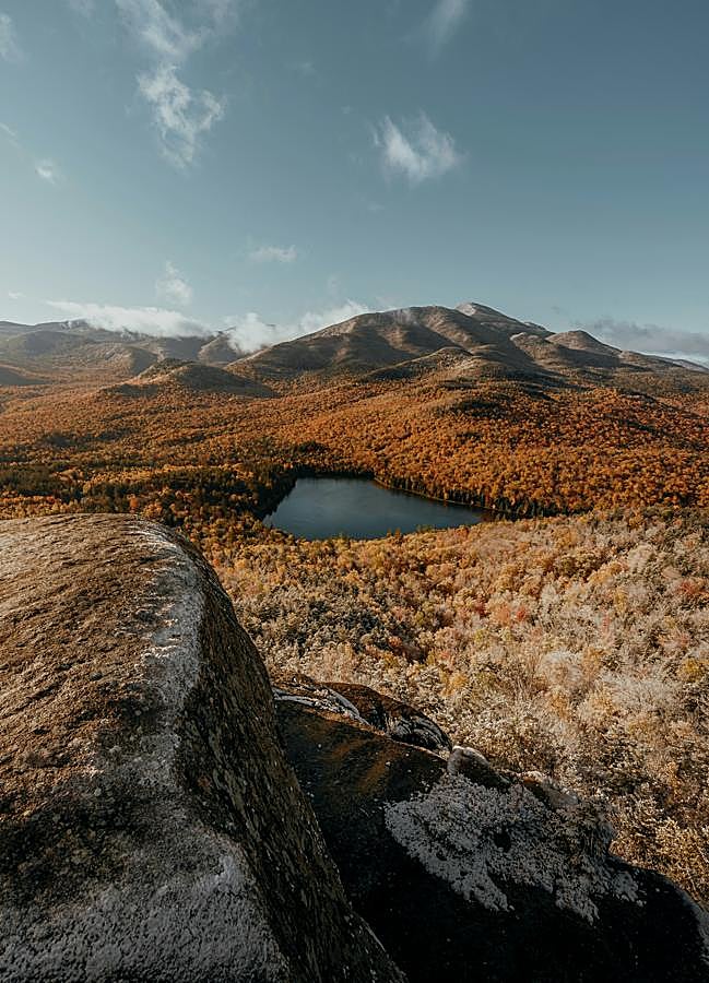 Imagen - Las montañas Adirondacks, en las que transcurre la novela de Liz Moore, El dios de los bosques, están ubicadas dentro del bosque boreal más grande del mundo. / Clay Banks/Unsplash 