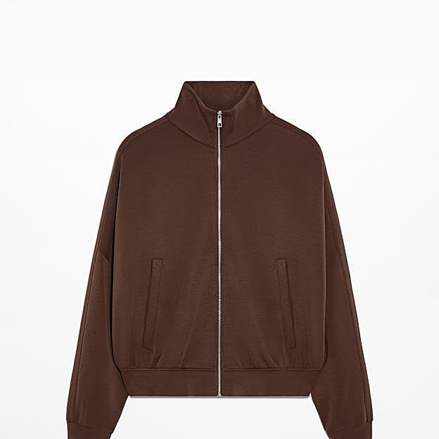 Imagen principal - Chaqueta con modal de Oysho (39,99€)/ Pantalón ancho aplique lateral con modal de Oysho (35,99€)/ Zapatillas Forum Low Classic de Adidas (120€)