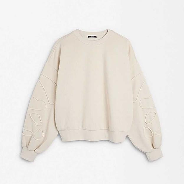 Imagen principal - Sudadera con detalle de cuerda de Parfois (32,99€)/ Falda larga satinada de Massimo Dutti (89,95€)/ Botas cowboy altas negras con bordado y tacón de Bosanova (59,95€)