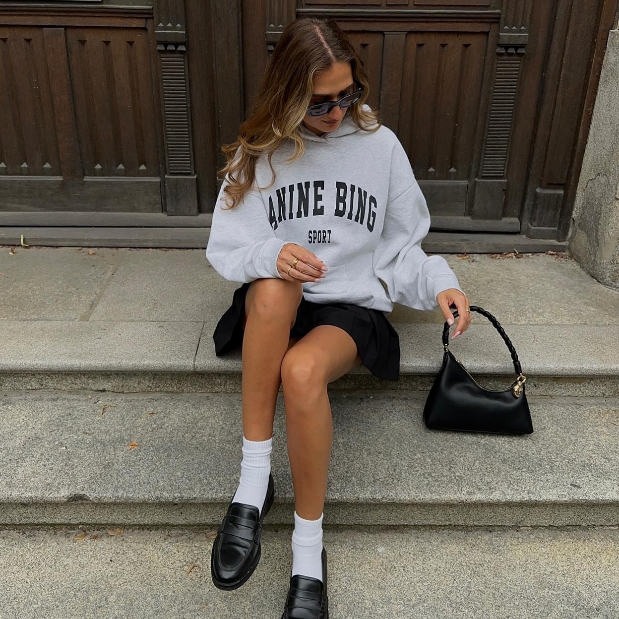 Influencer con look con sudadera