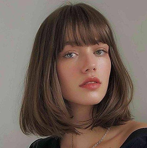 Influencer con bob carré con flequillo