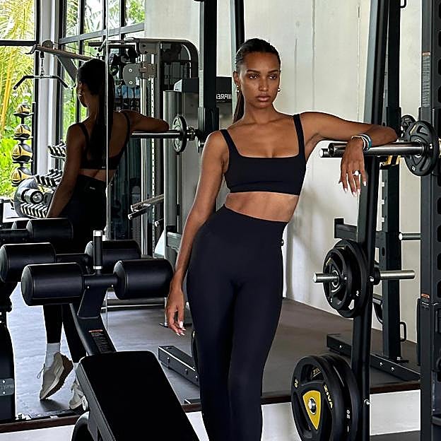 Mujer haciendo ejercicios con pesas. 